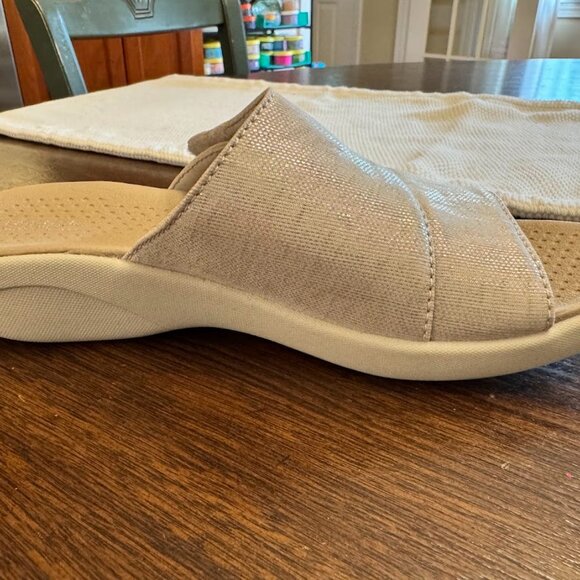 BZees Womans White Sparkle Slide Sandals Size 7 - Picture 5 of 8